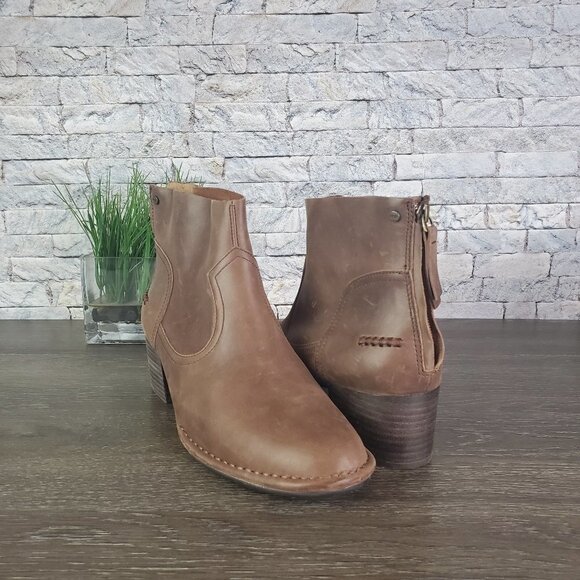 New UGG BANDARA LEATHER ANKLE BOOT - Picture 1 of 10